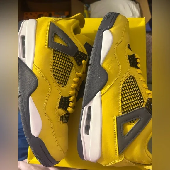 Jordan 4 lightning sz11 - Picture 2 of 8